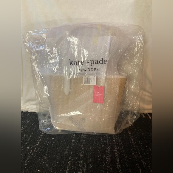 Kate Spade New York Picnic In The Park Small Natural Tote NWT Strawberry Purse - Picture 2 of 6